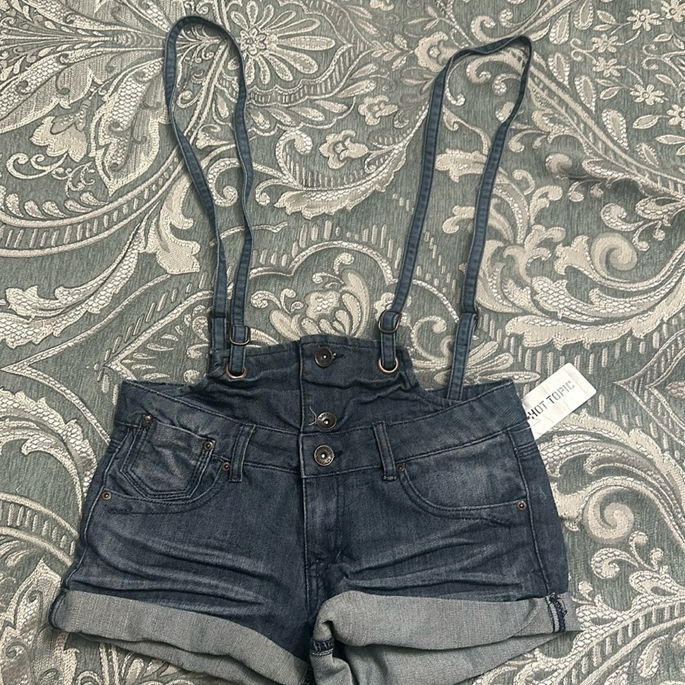 Denim shorts with suspenders